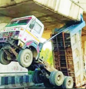 डंपर पुलाखाली अडकून 15 फूट उंचावर गेला